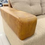 sofa-3-lugares-leona-bom-pastor-linho-bege-caramelo-img-1